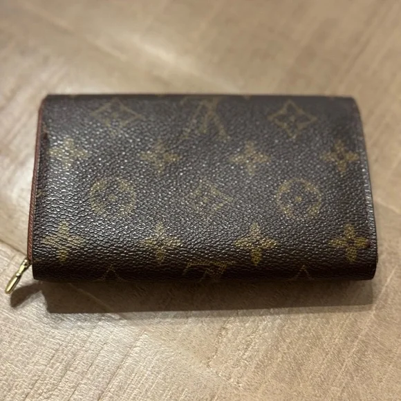 Louis Vuitton
Monogram Canvas
Porte Monnaie Billets Tresor Wallet EUC Vintage - Picture 2 of 10